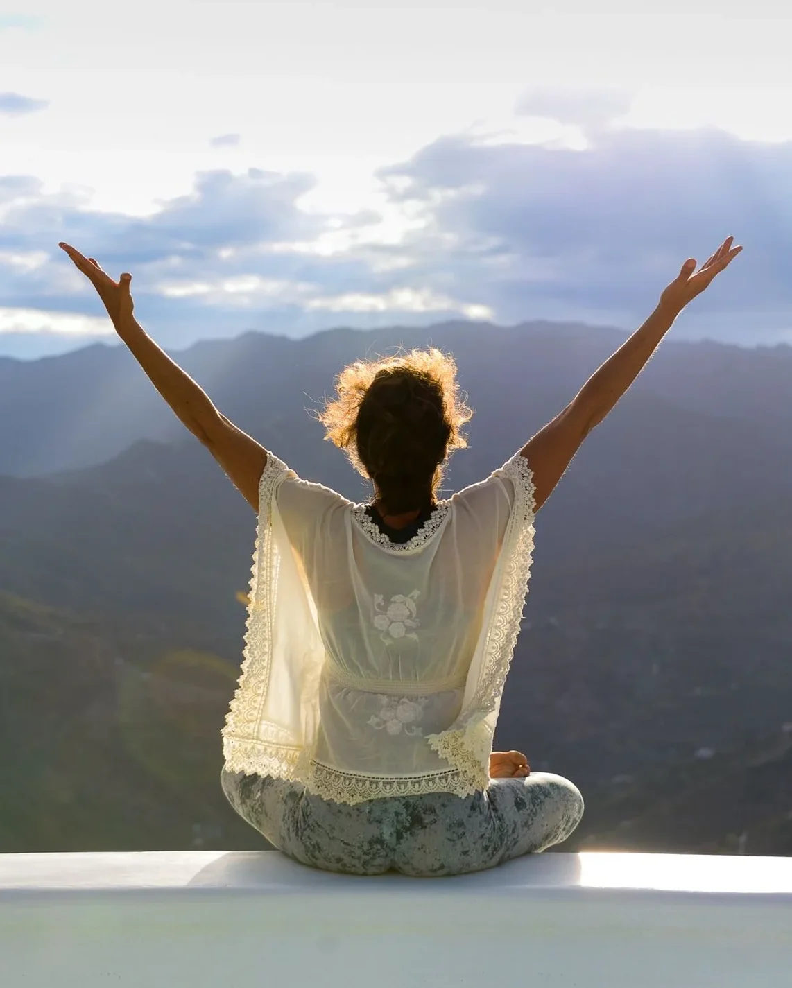 mujer yoga luz amancer, el tao azul, centro de yoga en nerja