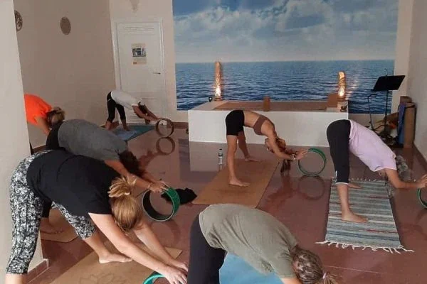 yoga con rueda - clases de yoga en nerja